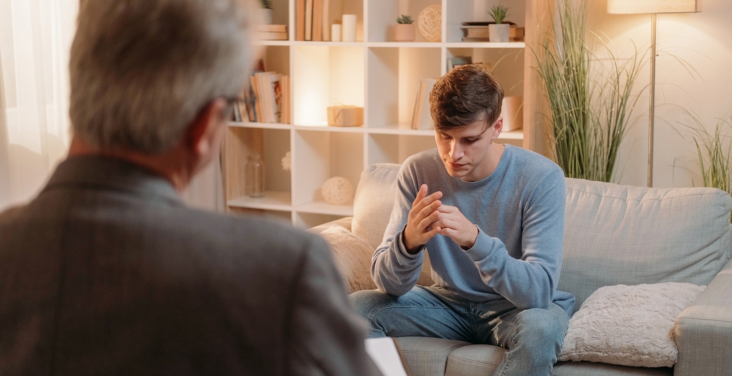 Een depressieve man die een ACT therapie sessie volgt
