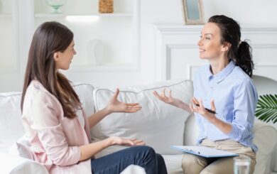 Twee vrouwen met elkaar in gesprek tijdens een ACT therapie sessie