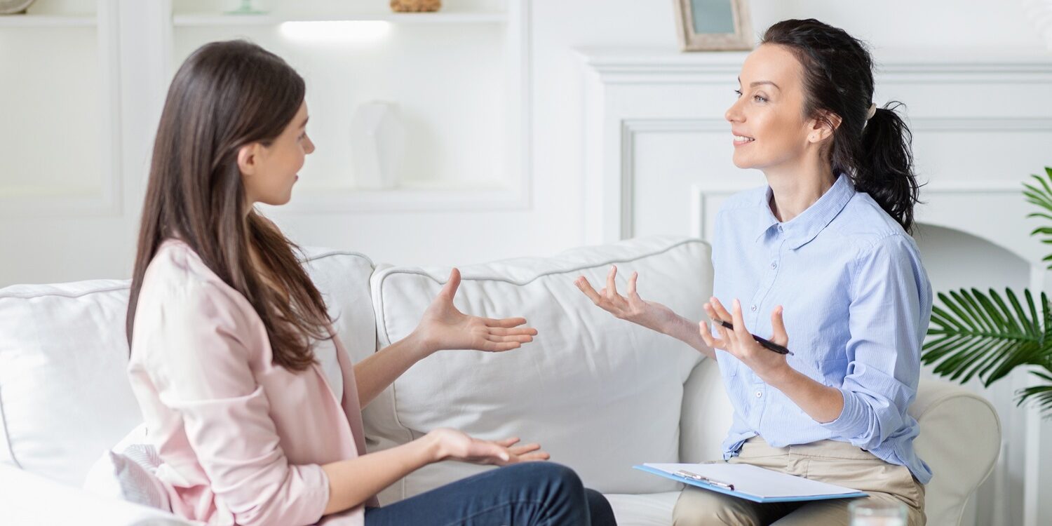 Twee vrouwen met elkaar in gesprek tijdens een ACT therapie sessie