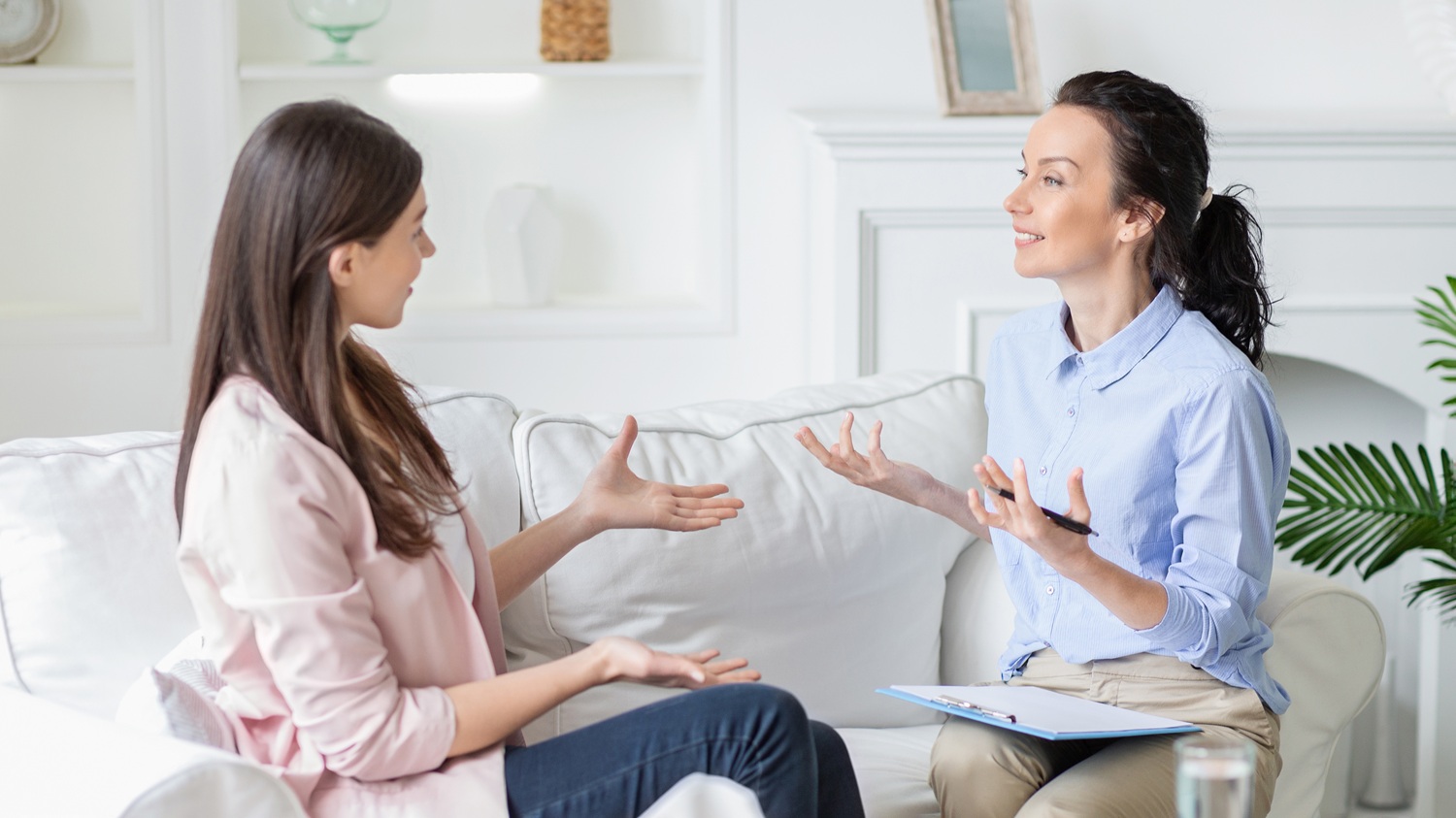Twee vrouwen met elkaar in gesprek tijdens een ACT therapie sessie