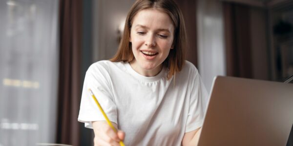 Coachee maakt huiswerkopdracht van een coach