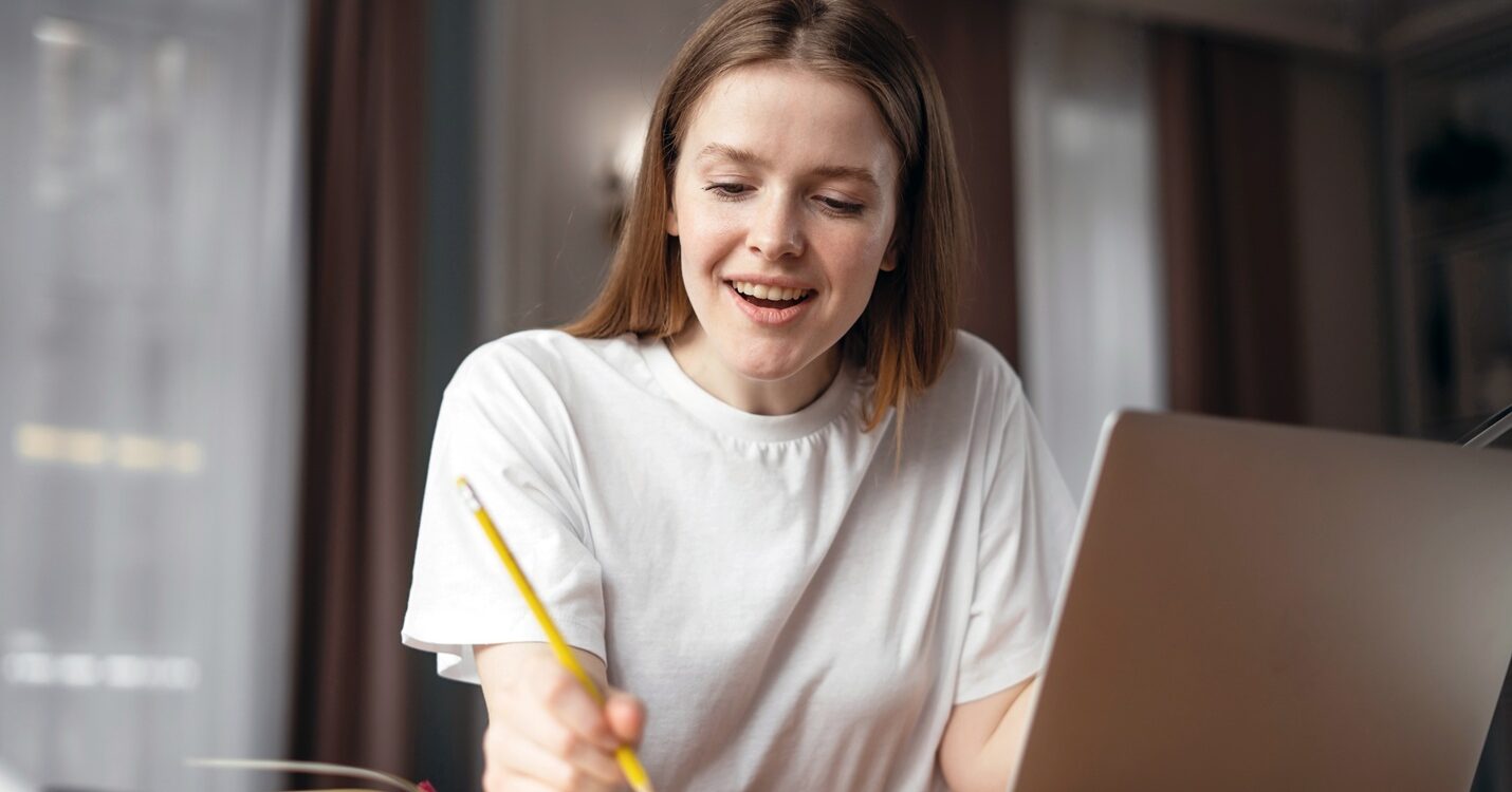 Coachee maakt huiswerkopdracht van een coach