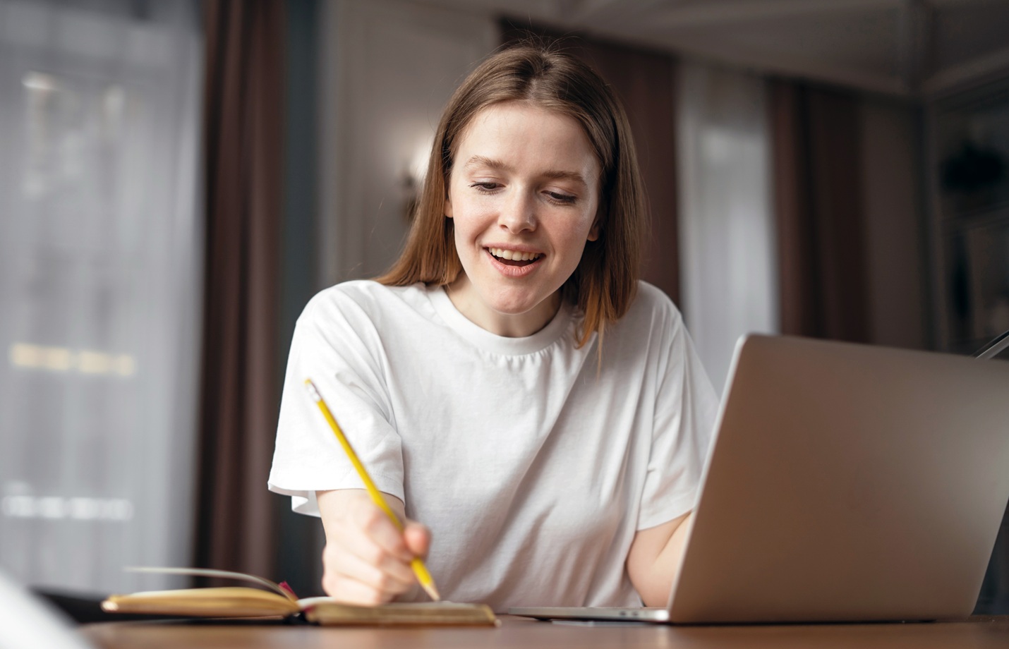 Coachee maakt huiswerkopdracht van een coach