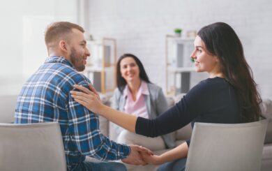 Stel in gesprek met relatietherapeut tijdens een relatietherapie sessie