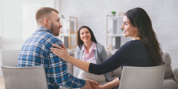 Stel in gesprek met relatietherapeut tijdens een relatietherapie sessie